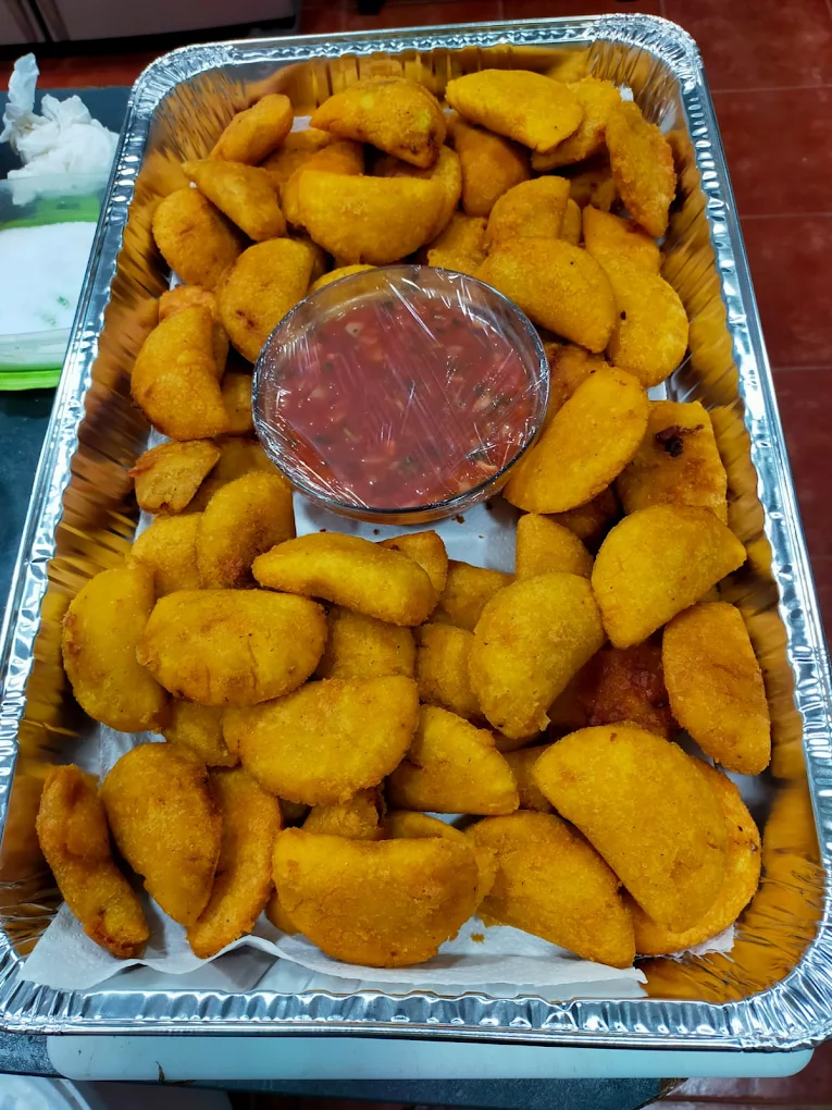 Empanadas con salsa.
